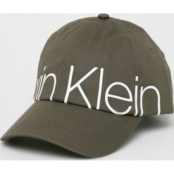 Calvin Klein - Czapka. Zielone czapki męskie Calvin Klein, bez wzorów, z bawełny. W wyprzedaży za 89,90 zł.