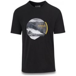 Dakine Koszulka Męska Crest Photo T Shirt Black Xxl. Czarne koszulki męskie Dakine, xxl, z nadrukiem, z bawełny, eleganckie, bez kołnierzyka, z krótkim rękawem, krótkie. W wyprzedaży za 85,00 zł.