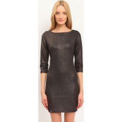 SUKIENKA DAMSKA KOLOROWA. Pomarańczowe sukienki damskie Top Secret, na zimę, bez wzorów, eleganckie, z dekoltem na plecach, bez rękawów, dopasowane. W wyprzedaży za 49,99 zł.