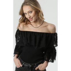 Czarna Bluzka Iona. Czarne bluzki damskie Born2be, na co dzień, s, w koronkowe wzory, z dzianiny, bez kołnierzyka, bez rękawów. Za 89,99 zł.