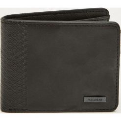 Portfel z wytłoczonym geometrycznym wzorem z boku. Czarne portfele męskie Pull&Bear, w geometryczne wzory. Za 49,90 zł.