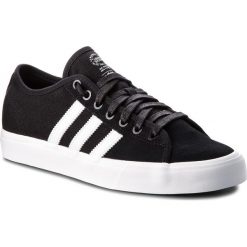 Buty adidas - Matchcourt Rx BY3201 Cblack/Ftwwht/Cblack. Czarne półbuty męskie Adidas, bez wzorów, z zamszu, bez zapięcia. W wyprzedaży za 219,00 zł.
