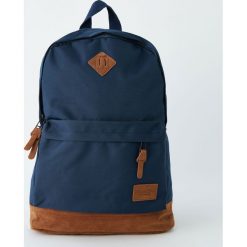 Dwukolorowy plecak z naszywką. Niebieskie plecaki męskie marki Pull&Bear, z aplikacjami. Za 99,90 zł.