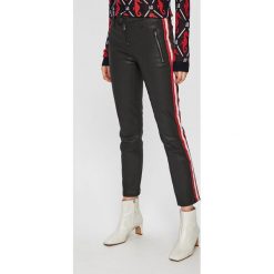 Guess Jeans - Spodnie. Czarne spodnie damskie Guess Jeans, z aplikacjami, z elastanu. W wyprzedaży za 359,90 zł.