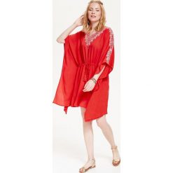 SUKIENKA DAMSKA ZE ZDOBIENIEM PRZY DEKOLCIE. Pomarańczowe sukienki boho damskie marki Top Secret, na imprezę, z tkaniny. W wyprzedaży za 29,99 zł.