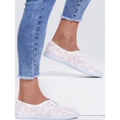 Białe Tenisówki He Do It. Białe trampki i tenisówki damskie Renee, w kwiaty, bez zapięcia. Za 29,99 zł.
