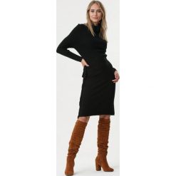 Czarna Sukienka Amiria. Czarne sukienki damskie Born2be, na zimę, s, bez wzorów, z dzianiny, z golfem, z długim rękawem, długie, midi, dopasowane. Za 119,99 zł.