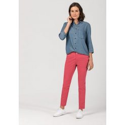Spodnie chino "Mirali" - Slim fit - w kolorze koralowym. Czerwone spodnie damskie Timezone, w paski. W wyprzedaży za 109,95 zł.