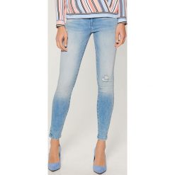 Jeansy regular skinny - Niebieski. Jeansy damskie Mohito. Za 109,99 zł.