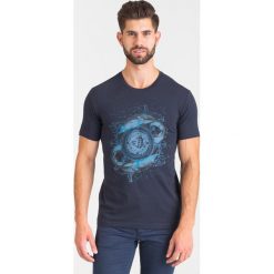 GRANATOWY T-SHIRT TRUSSARDI JEANS. Niebieskie t-shirty męskie m, z nadrukiem, z elastanu, klasyczne, z okrągłym kołnierzem. Za 84,50 zł.