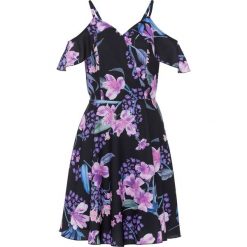 Sukienka z nadrukiem bonprix czarny w kwiaty. Czarne sukienki damskie bonprix, na lato, z nadrukiem, bez kołnierzyka, bez rękawów, kopertowe. Za 54,99 zł.