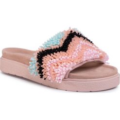 Klapki INUIKII - Jetstream Pearl 70104-53 Black/Rose. Różowe klapki damskie Inuikii, z aplikacjami, ze skóry, bez obcasa. W wyprzedaży za 669,00 zł.