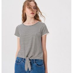 Bawełniany t-shirt z wiązaniem - Wielobarwny. Szare t-shirty damskie Sinsay, s, bez wzorów, z bawełny, bez kołnierzyka. Za 29,99 zł.