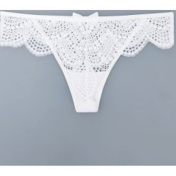 Koronkowe stringi - Kremowy. Stringi damskie Reserved. W wyprzedaży za 9,99 zł.
