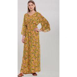 Żółta Sukienka Features. Żółte sukienki damskie other, s, bez wzorów, bez kołnierzyka, bez rękawów, maxi. Za 69,99 zł.