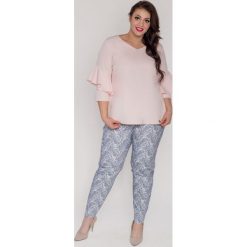 Asymetryczna różowa bluzka fantazyjny rękaw koło flamenco duże rozmiary XXL. Różowe bluzki damskie Moda Size Plus Iwanek, na co dzień, xxl, z aplikacjami, z elastanu, eleganckie, z klasycznym kołnierzykiem, plus size, z krótkim rękawem. Za 119,90 zł.