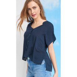 Bluzka oversize w groszki 3D. Brązowe bluzki damskie Orsay, w grochy, z wiskozy, bez kołnierzyka, z krótkim rękawem. Za 59,99 zł.