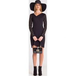 SUKIENKA VERSACE JEANS. Czarne sukienki damskie Versace Jeans, na co dzień, z aplikacjami, z jeansu, z włoskim kołnierzykiem, z długim rękawem, długie, mini, asymetryczne. Za 759,50 zł.