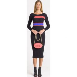SUKIENKA Armani Exchange. Czarne sukienki damskie Armani Exchange, na imprezę, s, bez wzorów, z materiału, z okrągłym kołnierzem, bez rękawów, midi, dopasowane. Za 401,40 zł.