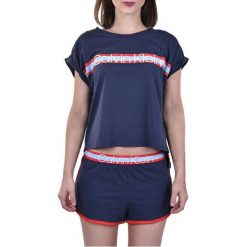 Calvin Klein Piżama Millenial Pj w torbie QS6193E -5CX Mood Indigo (rozmiar S). Niebieskie piżamy damskie Calvin Klein, s, bez wzorów, bez rękawów. W wyprzedaży za 227,00 zł.