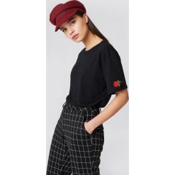 NA-KD T-shirt Rose Sleeve Embroidery - Black. Czarne t-shirty damskie NA-KD, z bawełny, z okrągłym kołnierzem. Za 60,95 zł.