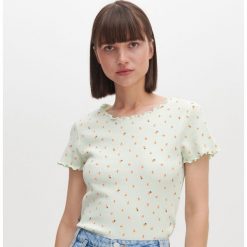 T-shirt z drobnym nadrukiem - Zielony. Zielone t-shirty damskie Reserved, xs, z nadrukiem, bez kołnierzyka. W wyprzedaży za 19,99 zł.