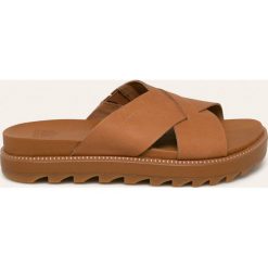 Sorel - Klapki skórzane Roaming Criss Cross. Pomarańczowe klapki damskie Sorel, bez wzorów, ze skóry, bez obcasa, na obcasie. Za 429,90 zł.