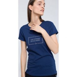 T-shirt damski TSD254 - granatowy. Niebieskie t-shirty damskie marki 4f, z nadrukiem, z materiału, bez kołnierzyka. Za 34,99 zł.