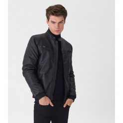 Kurtka typu biker z imitacji skóry - Czarny. Czarne kurtki męskie House, s, bez wzorów, ze skóry, bez kaptura. W wyprzedaży za 149,99 zł.