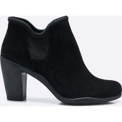 Clarks - Botki. Czarne buty zimowe damskie Clarks, z materiału, na obcasie. W wyprzedaży za 239,90 zł.