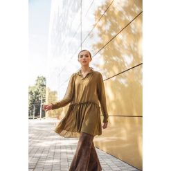Tunika Olive. Zielone tuniki damskie Melismee, na imprezę, bez wzorów, z szyfonu, eleganckie, bez kołnierzyka, z długim rękawem. Za 260,00 zł.