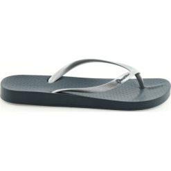 Klapki rekreacyjne japonki Ipanema 81030. Szare klapki damskie Ipanema, w paski, z jeansu, na wysokim obcasie. W wyprzedaży za 59,00 zł.