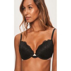 Emporio Armani - Biustonosz. Czarne biustonosze Emporio Armani, w koronkowe wzory, z elastanu. W wyprzedaży za 179,90 zł.