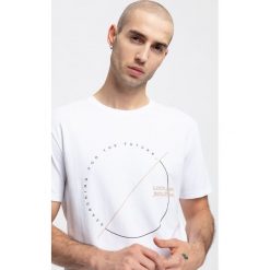 T-shirt męski TSM269 - biały. Białe koszulki męskie marki 4f, m, bez wzorów, bez kołnierzyka. W wyprzedaży za 39,99 zł.