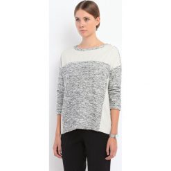 BLUZA NIEROZPINANA DAMSKA WE WZORY. Szare bluzy damskie marki Top Secret, na zimę, z dzianiny, z krótkim rękawem, krótkie. W wyprzedaży za 49,99 zł.
