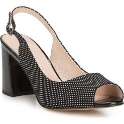Buty damskie. Czerwone klapki damskie Wittchen, w grochy, ze skóry, bez obcasa, na obcasie. W wyprzedaży za 179,90 zł.