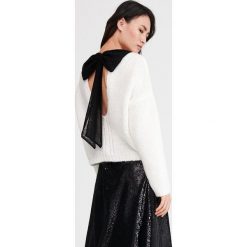 Sweter z kokardą na plecach - Kremowy. Białe swetry damskie Reserved, s, bez wzorów, bez rękawów, bez kaptura. Za 119,99 zł.