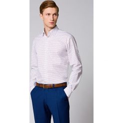 Koszula Biała w Czerwony Wzór Lexi. Czerwone koszule męskie LANCERTO, m, z nadrukiem, z bawełny, eleganckie, bez kołnierzyka, bez rękawów. W wyprzedaży za 199,90 zł.