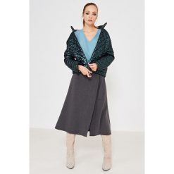 Simple - Bluzka. Szare bluzki damskie wizytowe marki Simple, z wiskozy, eleganckie. W wyprzedaży za 199,90 zł.