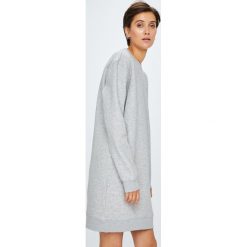 Tommy Jeans - Sukienka. Szare sukienki damskie Tommy Jeans, na co dzień, s, bez wzorów, z bawełny, casualowe, z okrągłym kołnierzem, z długim rękawem, długie, mini, proste. W wyprzedaży za 279,90 zł.
