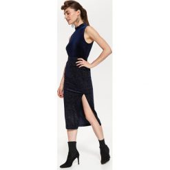 Welurowa spódnica midi z błyszczącą posypką. Spódniczki damskie Top Secret, bez wzorów, z dzianiny, eleganckie, midi, ołówkowe. W wyprzedaży za 59,99 zł.