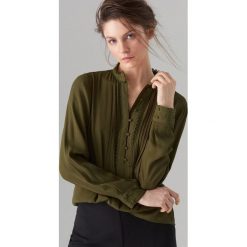 Elegancka bluzka z żabotem - Khaki. Brązowe bluzki damskie Mohito, bez wzorów, eleganckie, bez kołnierzyka, bez rękawów. Za 99,99 zł.