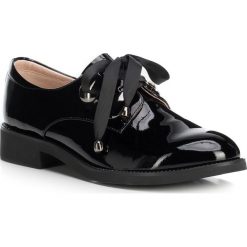 Buty damskie. Czarne półbuty damskie Wittchen, bez wzorów, ze skóry, eleganckie, bez obcasa, na sznurówki. Za 449,90 zł.
