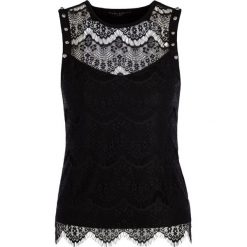 Bluzka Guess W93P87 K86V0. Czarne bluzki damskie Guess, xs, z aplikacjami, z elastanu, bez kołnierzyka, bez rękawów. W wyprzedaży za 159,00 zł.