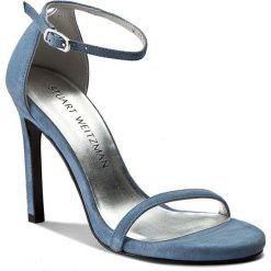 Sandały STUART WEITZMAN - Nudistsong Jeans Suede. Niebieskie klapki damskie marki Stuart Weitzman, bez wzorów, z jeansu, bez obcasa, na obcasie. W wyprzedaży za 939,00 zł.