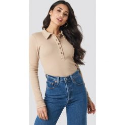 NA-KD Button Up Ribbed Top - Beige. Brązowe topy damskie NA-KD, bez wzorów, prążkowane, bez kołnierzyka. Za 121,95 zł.