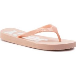 Japonki JUICY BY JUICY COUTURE - Feirlee JJ191 Baby Pink. Różowe klapki damskie Juicy by Juicy Couture, bez wzorów, z tworzywa sztucznego, bez obcasa. W wyprzedaży za 99,00 zł.
