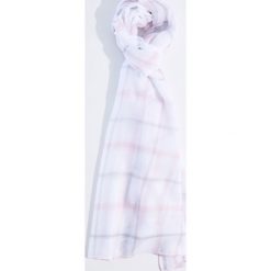 Chusty damskie: Miękka chusta w kratę – Biały