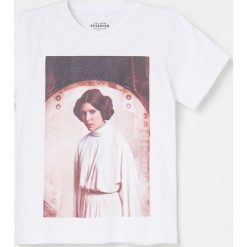 T-shirt z motywem Star Wars - Biały. Białe t-shirty damskie Reserved, z motywem z bajki, retro, bez kołnierzyka. W wyprzedaży za 15,99 zł.