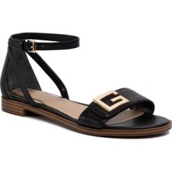 Sandały GUESS - Rashida FL6AIA LEA03 BLACK. Czarne klapki damskie Guess, z aplikacjami, ze skóry, bez obcasa, na obcasie. W wyprzedaży za 339,00 zł.